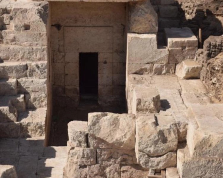 Археологи обнаружили тайный вход в 2100-летний египетский храм в скале